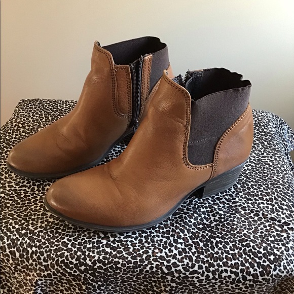 Steve Madden Leather Chelsea  Booties - Picture 2 of 5